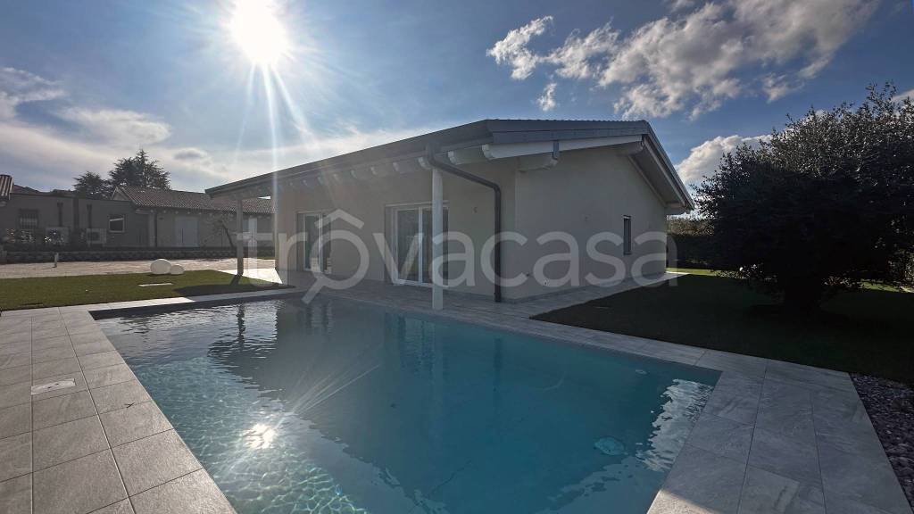 casa indipendente in vendita a Manerba del Garda in zona Solarolo