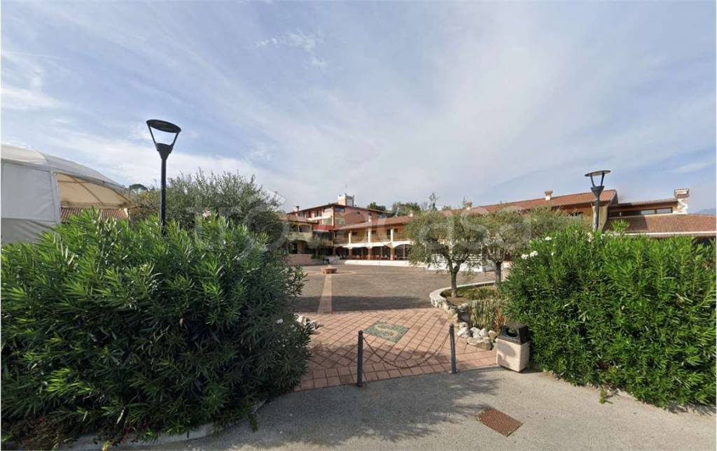 negozio in vendita a Manerba del Garda in zona Solarolo