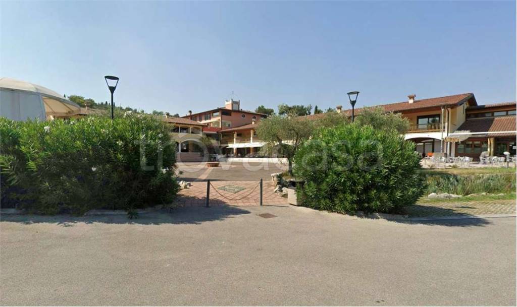 negozio in vendita a Manerba del Garda in zona Solarolo