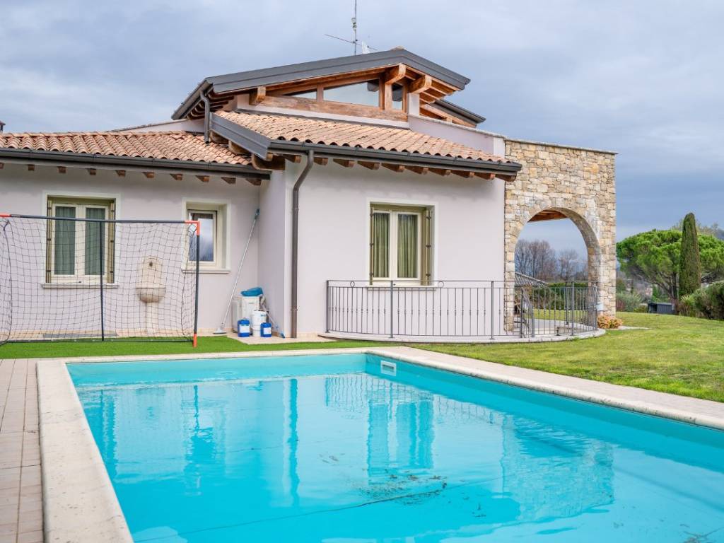 casa indipendente in vendita a Manerba del Garda in zona Pieve Vecchia