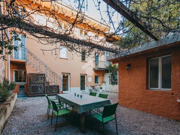 intera palazzina in vendita a Manerba del Garda in zona Solarolo
