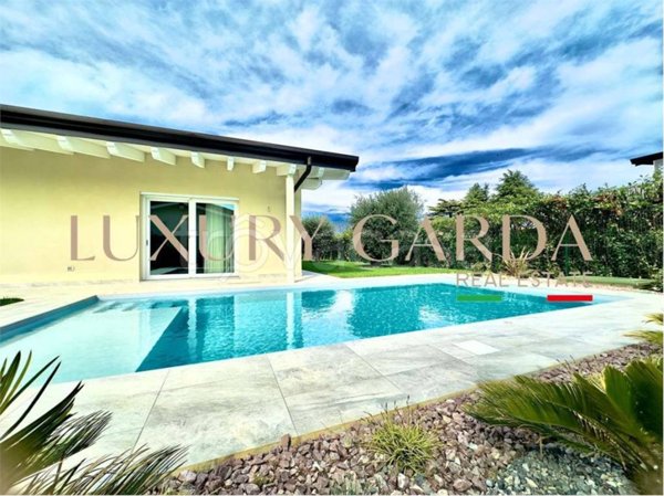 casa indipendente in vendita a Manerba del Garda in zona Solarolo
