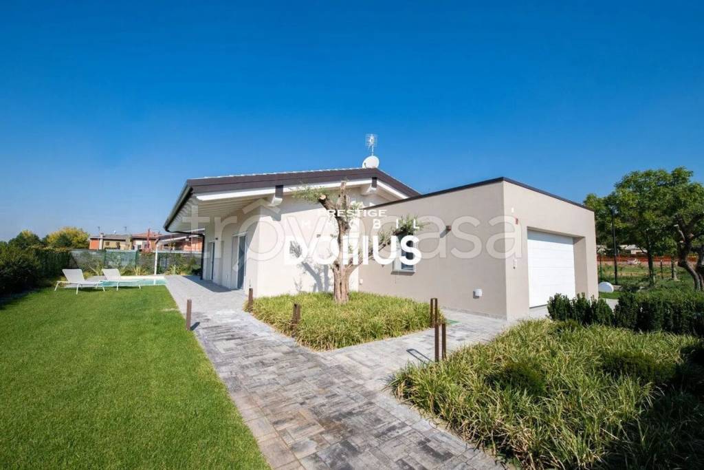 casa indipendente in vendita a Manerba del Garda in zona Solarolo