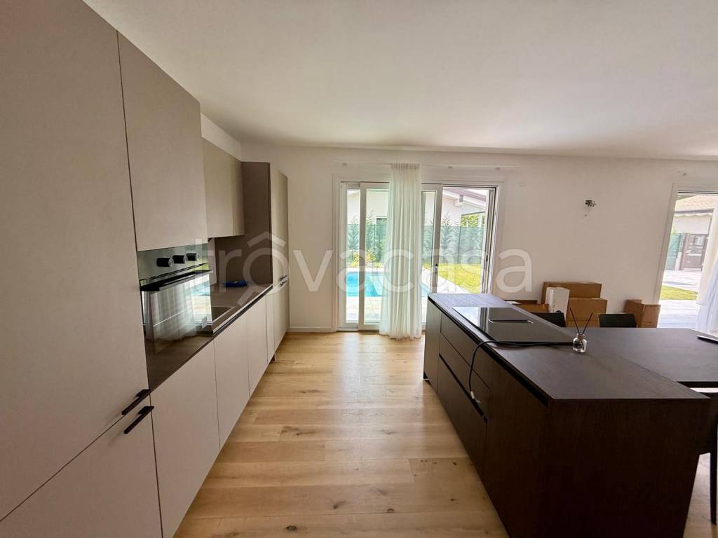 casa indipendente in vendita a Manerba del Garda in zona Solarolo