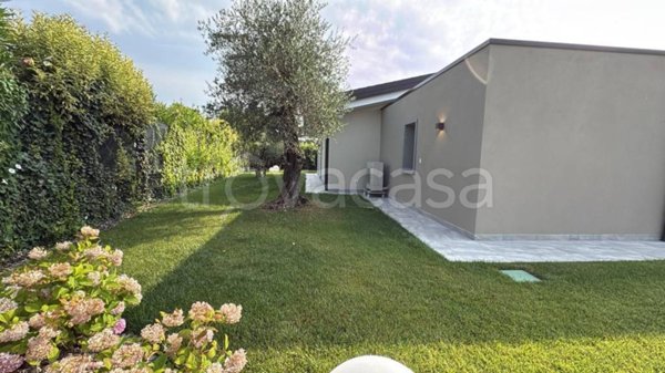 casa indipendente in vendita a Manerba del Garda in zona Solarolo