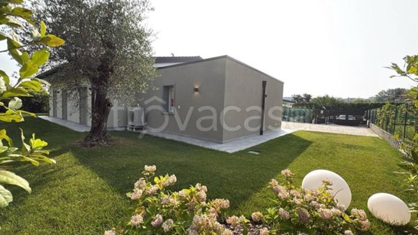 casa indipendente in vendita a Manerba del Garda in zona Solarolo