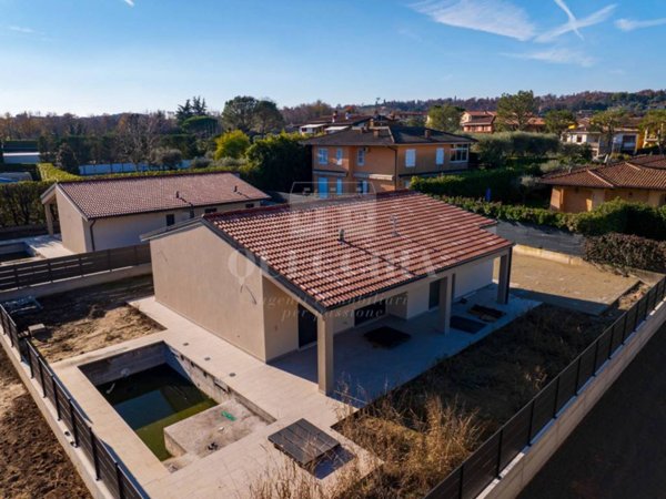casa indipendente in vendita a Manerba del Garda in zona Pieve Vecchia