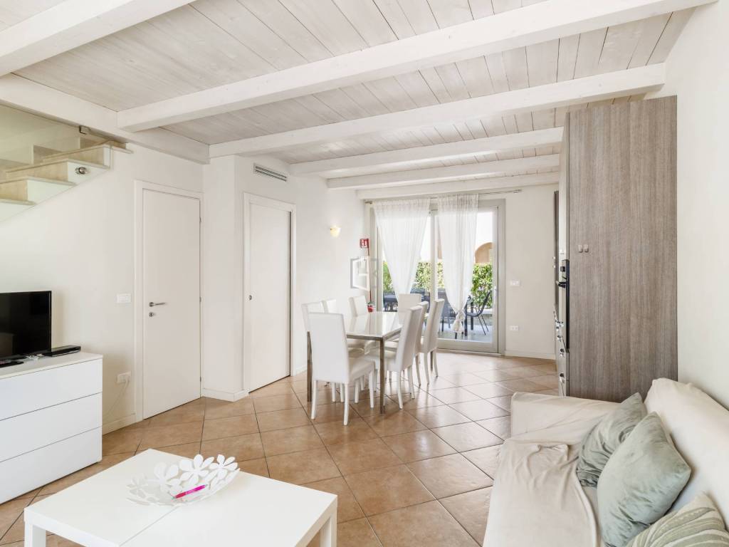 casa indipendente in vendita a Manerba del Garda in zona Pieve Vecchia