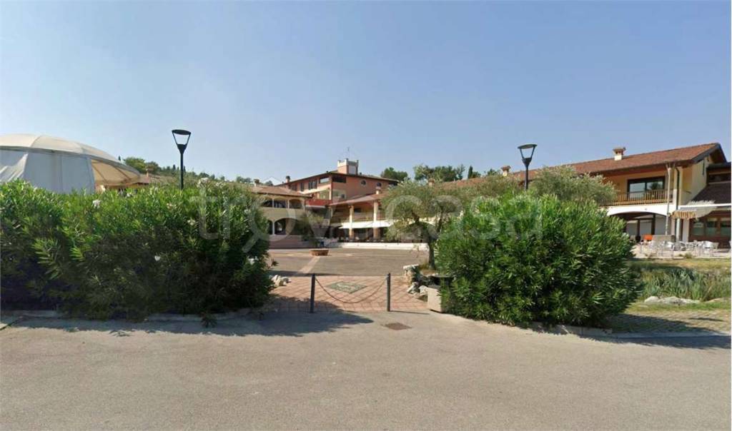 negozio in vendita a Manerba del Garda in zona Solarolo