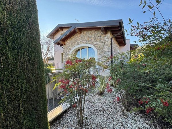 casa indipendente in vendita a Manerba del Garda in zona Pieve Vecchia