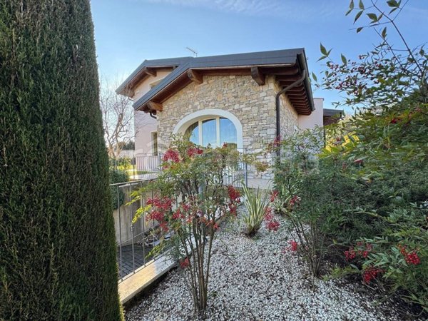 casa indipendente in vendita a Manerba del Garda