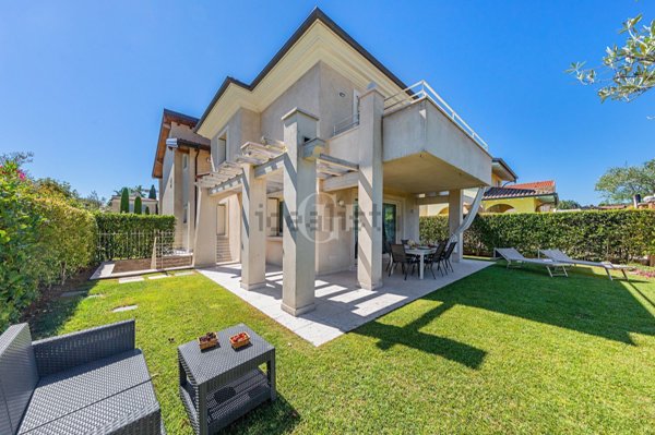 casa indipendente in vendita a Manerba del Garda in zona Pieve Vecchia