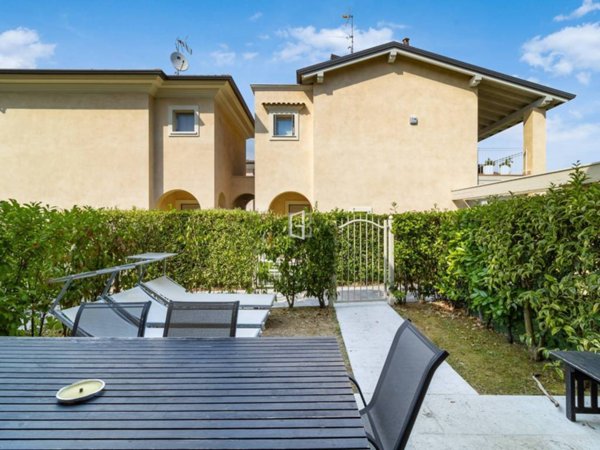 casa indipendente in vendita a Manerba del Garda in zona Pieve Vecchia