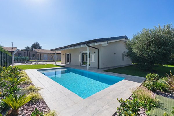 casa indipendente in vendita a Manerba del Garda in zona Solarolo