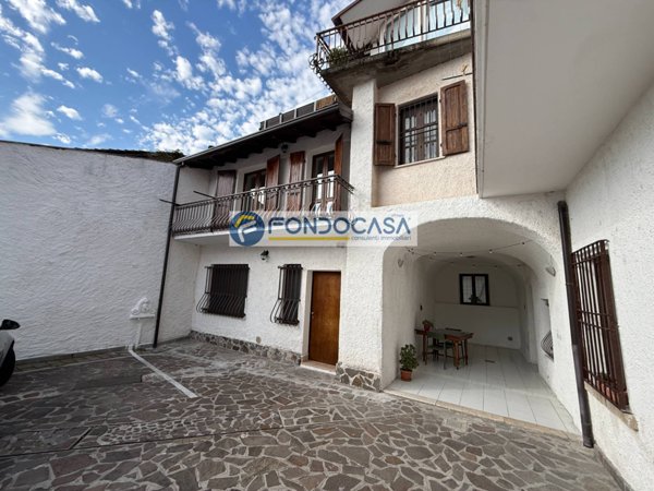casa indipendente in vendita a Manerba del Garda in zona Solarolo