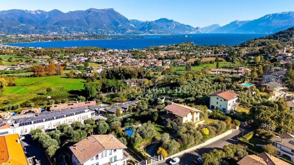 casa indipendente in vendita a Manerba del Garda in zona Solarolo