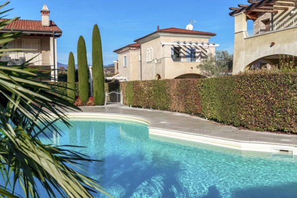 casa indipendente in vendita a Manerba del Garda in zona Pieve Vecchia