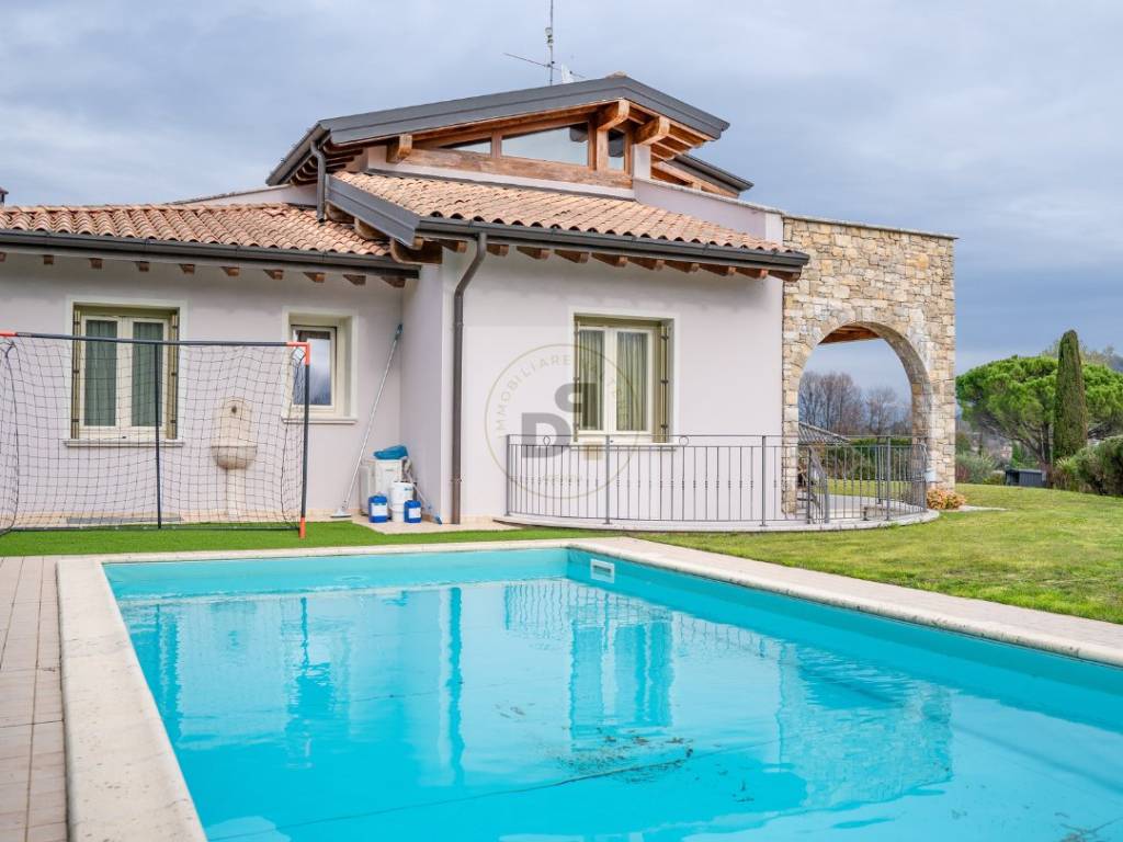 casa indipendente in vendita a Manerba del Garda in zona Pieve Vecchia