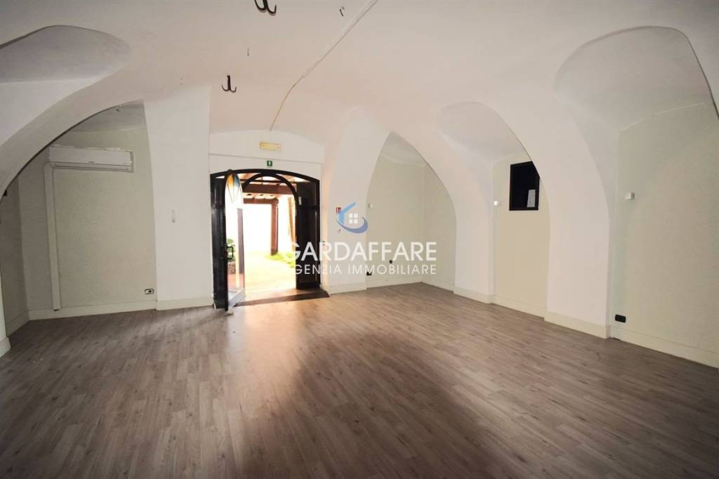 negozio in vendita a Manerba del Garda in zona Montinelle