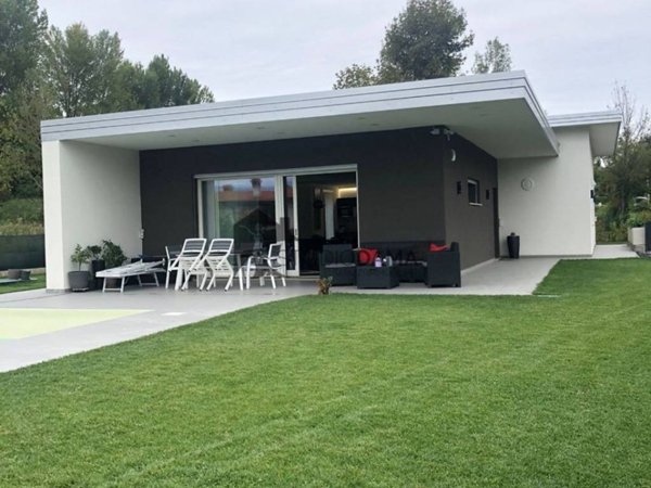 casa indipendente in vendita a Manerba del Garda in zona Solarolo