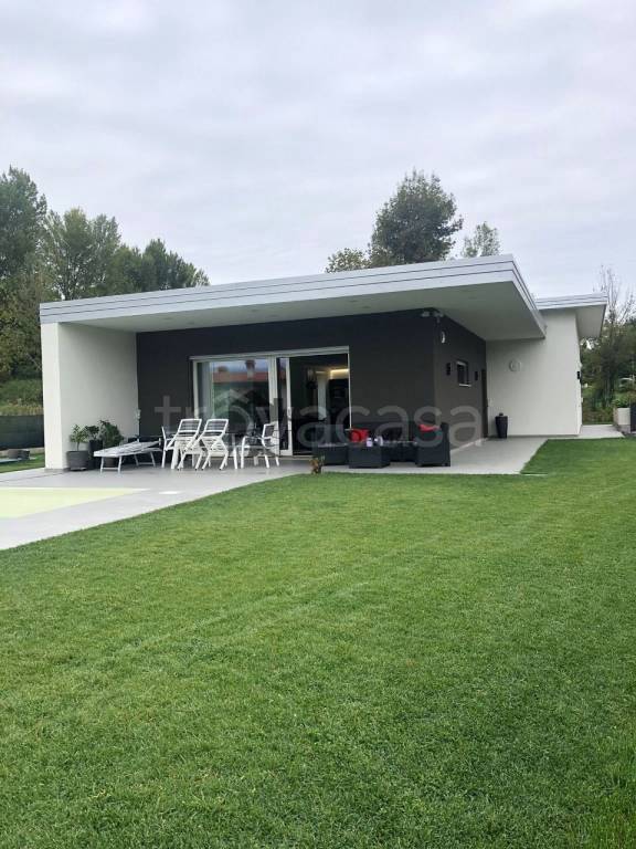 casa indipendente in vendita a Manerba del Garda in zona Solarolo