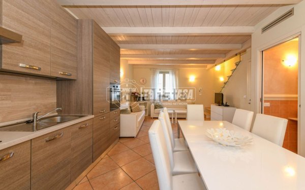 casa indipendente in vendita a Manerba del Garda in zona Pieve Vecchia