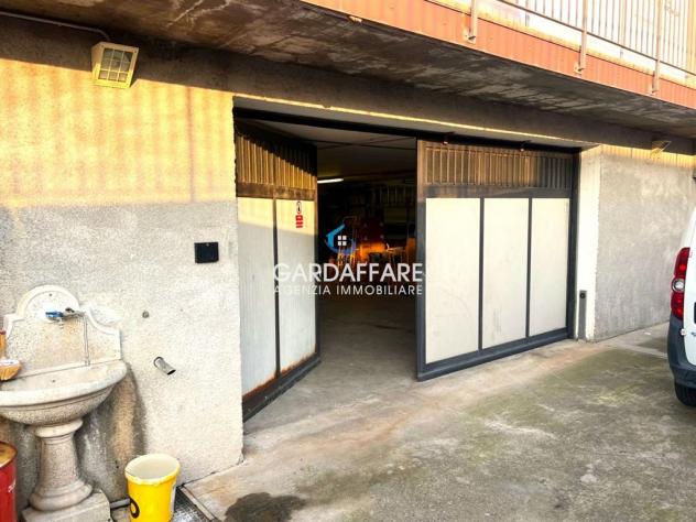 locale commerciale in vendita a Manerba del Garda in zona Crociale