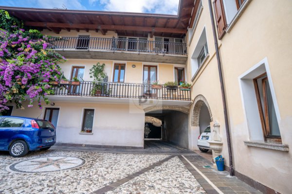 negozio in vendita a Manerba del Garda in zona Solarolo