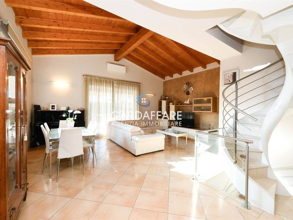 casa indipendente in vendita a Manerba del Garda in zona Solarolo