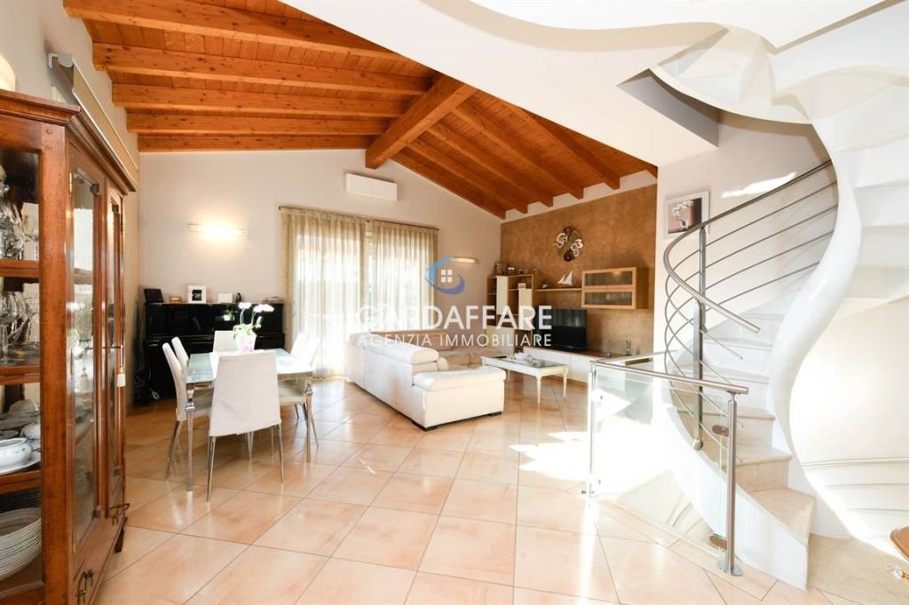 casa indipendente in vendita a Manerba del Garda in zona Solarolo