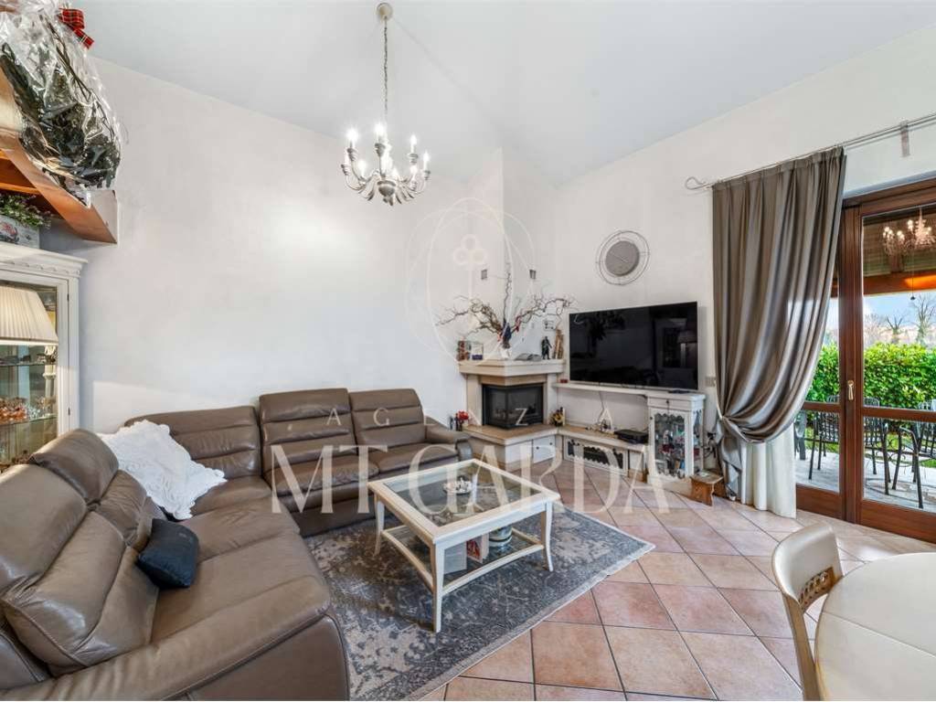 casa indipendente in vendita a Manerba del Garda in zona Solarolo