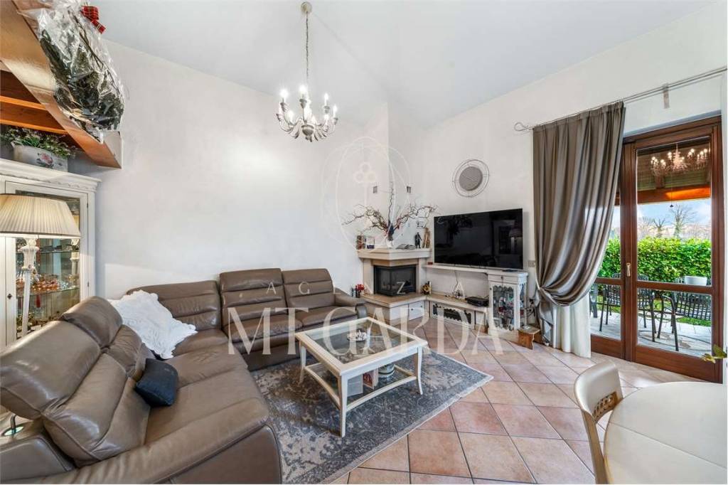 casa indipendente in vendita a Manerba del Garda in zona Solarolo