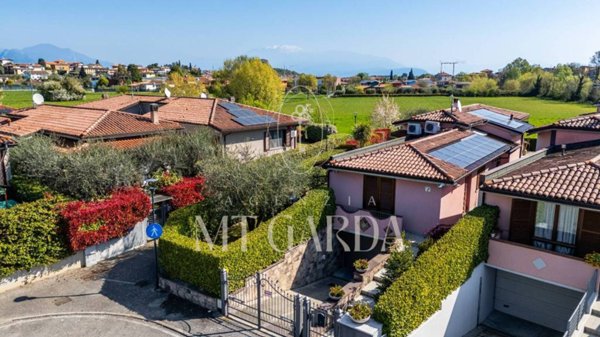 casa indipendente in vendita a Manerba del Garda in zona Solarolo