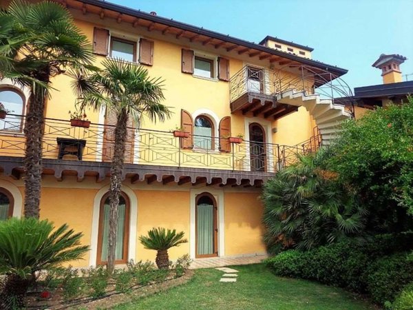 intera palazzina in vendita a Manerba del Garda in zona Crociale