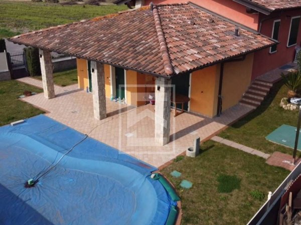 casa indipendente in vendita a Manerba del Garda in zona Pieve Vecchia