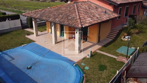 casa indipendente in vendita a Manerba del Garda in zona Pieve Vecchia