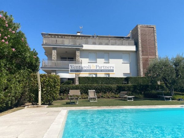 casa indipendente in vendita a Manerba del Garda in zona Solarolo