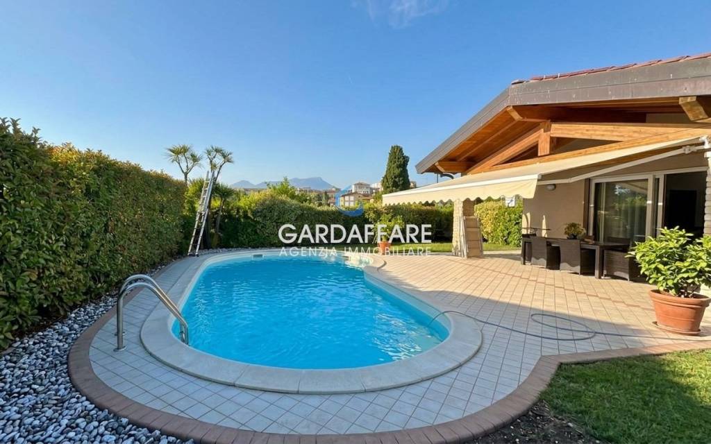 casa indipendente in vendita a Manerba del Garda in zona Solarolo