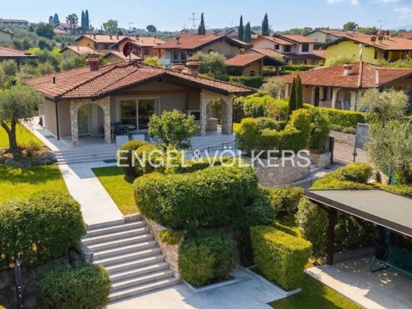 casa indipendente in vendita a Manerba del Garda in zona Solarolo