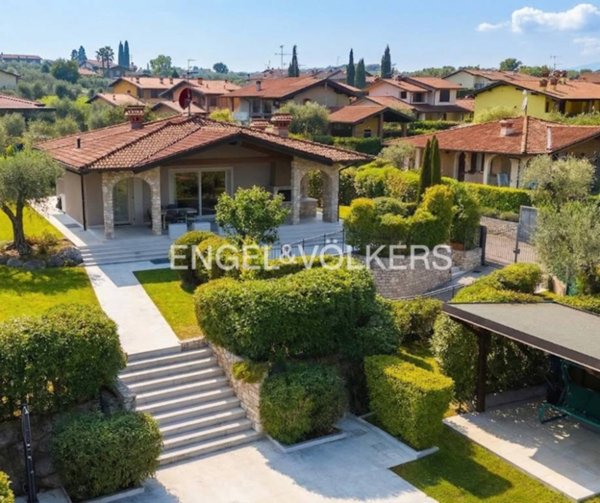 casa indipendente in vendita a Manerba del Garda in zona Solarolo
