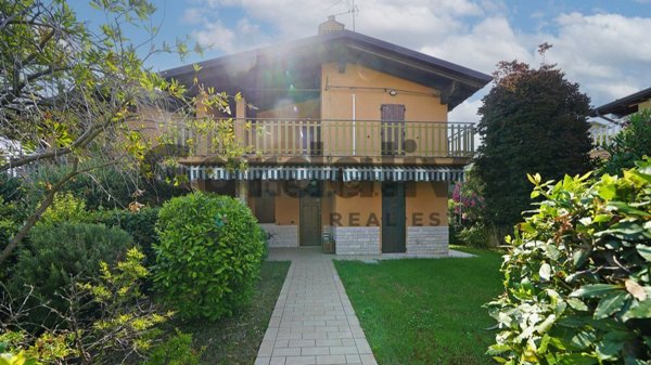 casa indipendente in vendita a Manerba del Garda in zona Solarolo