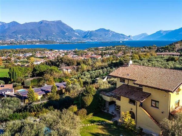casa indipendente in vendita a Manerba del Garda in zona Solarolo