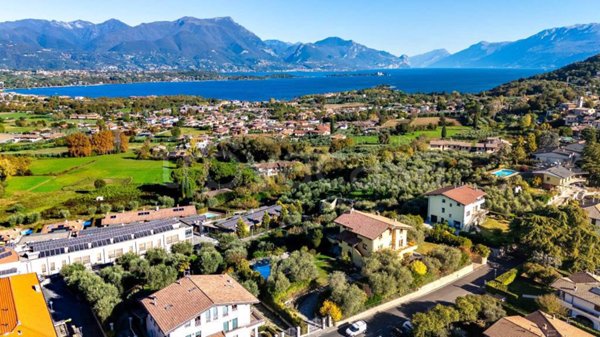 casa indipendente in vendita a Manerba del Garda in zona Solarolo