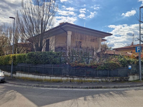 casa indipendente in vendita a Manerba del Garda in zona Crociale