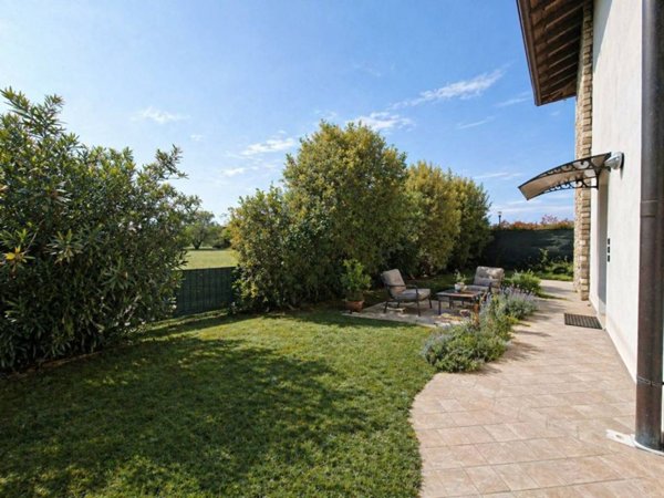 casa indipendente in vendita a Manerba del Garda in zona Solarolo