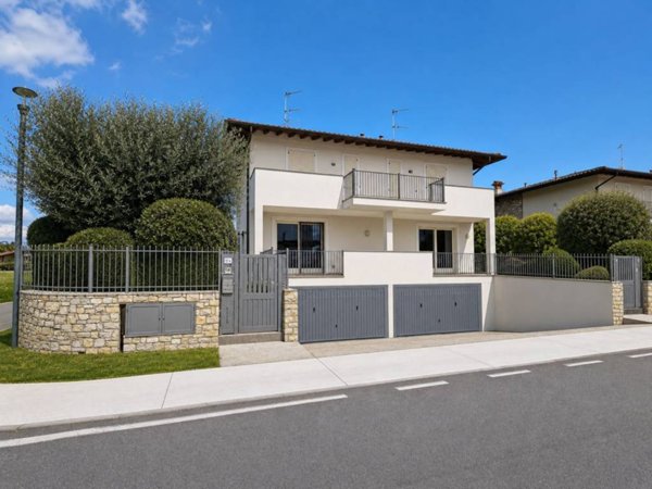 casa indipendente in vendita a Manerba del Garda in zona Solarolo