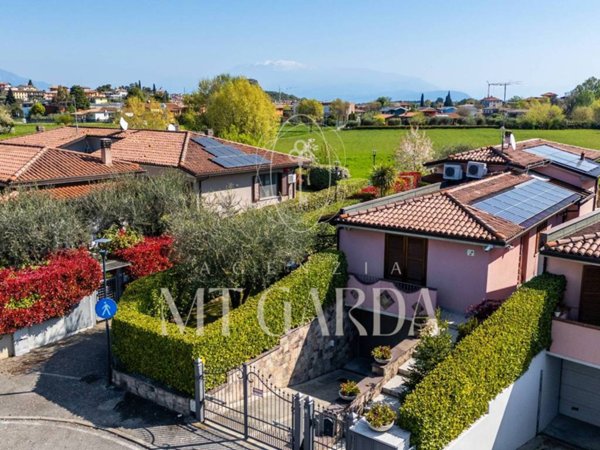 casa indipendente in vendita a Manerba del Garda in zona Solarolo