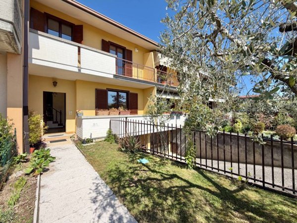 casa indipendente in vendita a Manerba del Garda in zona Montinelle