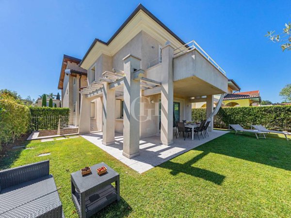 casa indipendente in vendita a Manerba del Garda in zona Pieve Vecchia