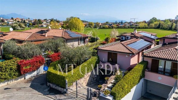 casa indipendente in vendita a Manerba del Garda in zona Solarolo